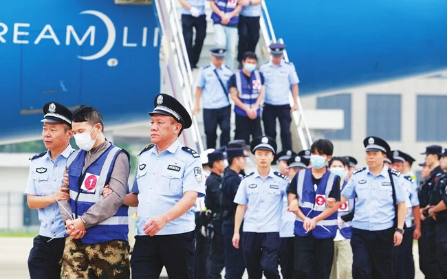 Lào bàn giao 268 nghi phạm lừa đảo viễn thông xuyên biên giới cho Trung Quốc