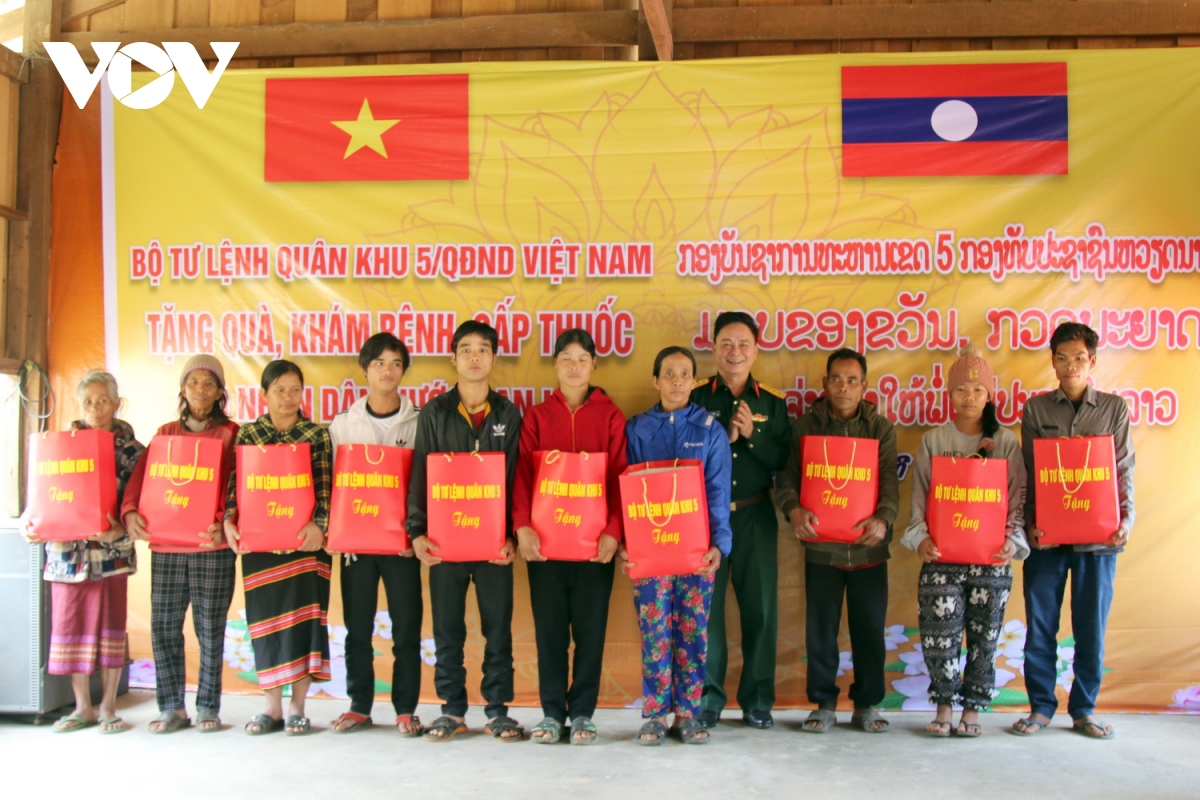 Đoàn công tác quân khu 5 tặng quà, khám bệnh miễn phí tại tỉnh sê kông, lào hình ảnh 2 Doan cong tac quan khu 5 tang qua, kham benh mien phi tai tinh se kong, lao hinh anh 2