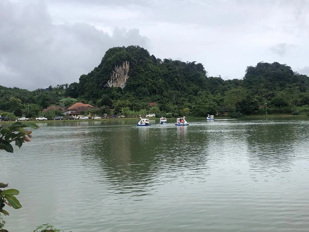 Vợ chồng Việt mở nhà hàng ở tỉnh nghèo của Lào: Khách mê gà tần, cá om dưa - 1 Vợ chồng Việt mở nhà hàng ở tỉnh nghèo của Lào: Khách mê gà tần, cá om dưa - 1