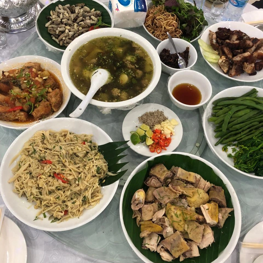 Vợ chồng Việt mở nhà hàng ở tỉnh nghèo của Lào: Khách mê gà tần, cá om dưa - 3 Vợ chồng Việt mở nhà hàng ở tỉnh nghèo của Lào: Khách mê gà tần, cá om dưa - 3