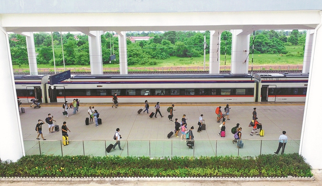 Thúc đẩy du lịch dọc tuyến đường sắt Lào - Trung Quốc - Ảnh 1. Thúc đẩy du lịch dọc tuyến đường sắt Lào - Trung Quốc - Ảnh 1.