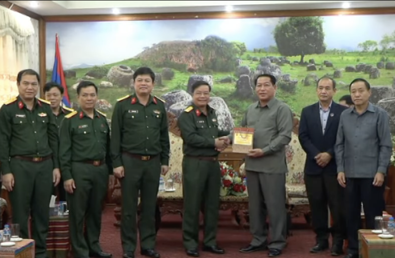 Lãnh đạo Quân khu 4 chúc Tết cổ truyền Bun Pi May Lào tại tỉnh Xiêng Khoảng