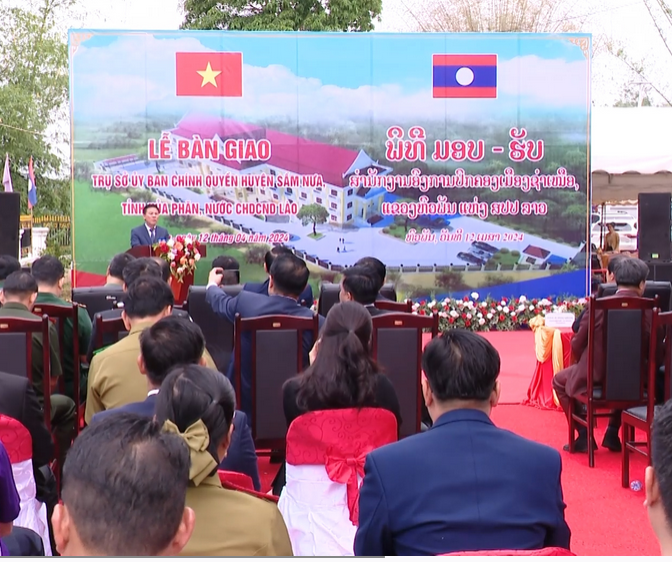 Huaphan nhận bàn giao công trình Trụ sở hành chính huyện Samnua là quà tặng của tỉnh Thanh Hóa
