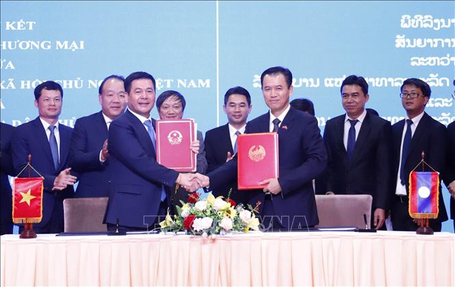 Ký kết mới Hiệp định Thương mại Việt Nam – Lào