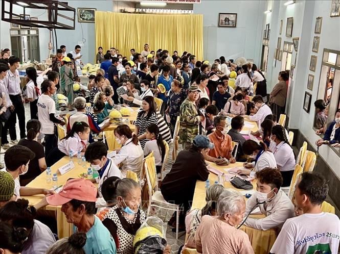 Đoàn công tác của TP Hồ Chí Minh thăm, khám bệnh từ thiện tại Lào