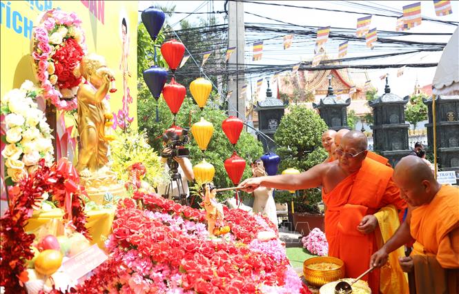 Ấm áp Đại lễ Phật đản Phật lịch 2568 tại Lào