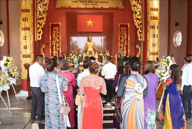 Cộng đồng người Việt tại Lào dâng hương tưởng niệm Chủ tịch Hồ Chí Minh