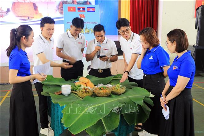 Sinh viên Việt Nam – Lào – Campuchia trao đổi kinh nghiệm học tập