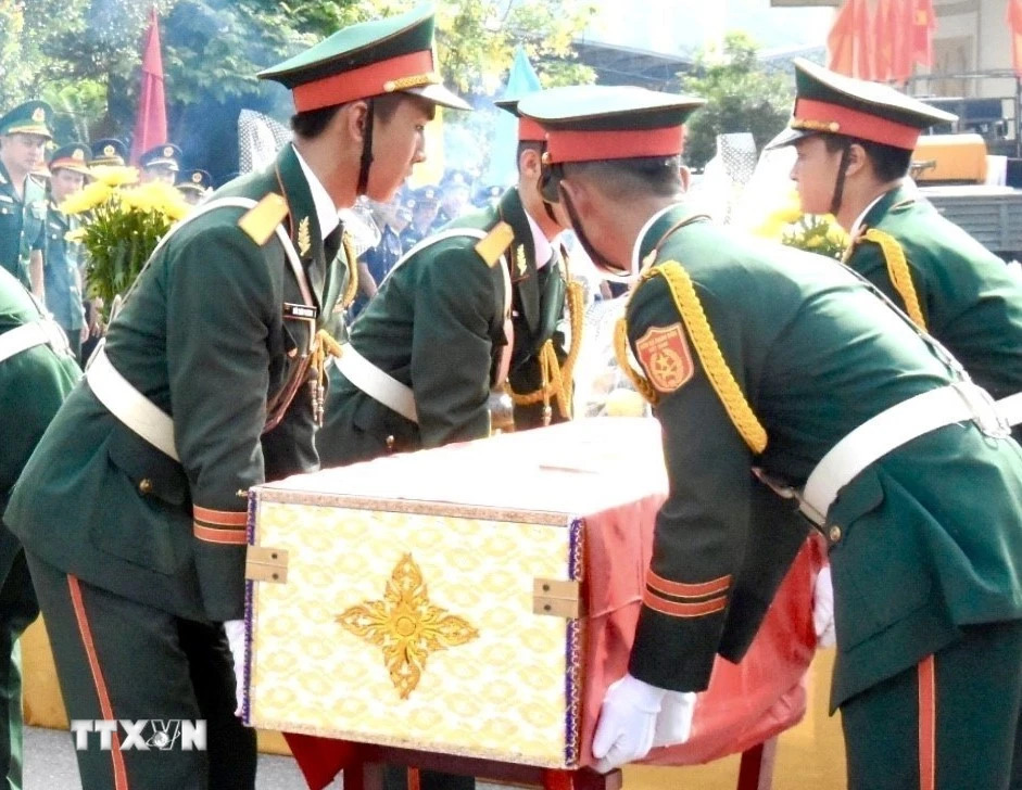 Đón hài cốt các liệt sỹ quân tình nguyện, chuyên gia Việt Nam hy sinh tại Lào