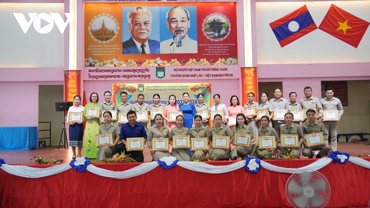 Trường song ngữ Lào-Việt Nam Nguyễn Du bế giảng năm học 2023-2024