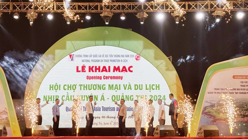 Hơn 200 doanh nghiệp của 3 nước tham gia hội chợ tại Quảng Trị