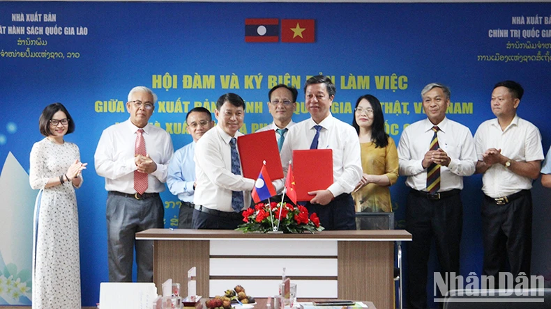 Tăng cường chia sẻ, hợp tác về công tác xuất bản giữa Việt Nam và Lào ảnh 2