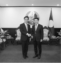 Phó Thủ tướng, Bộ trưởng Bộ Ngoại giao Lào tiếp Đại sứ Đặc mệnh toàn quyền Nhật Bản tại Lào
