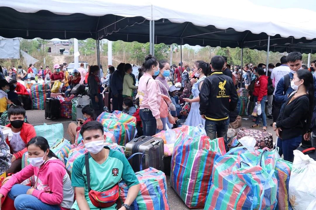 Số lượng lớn lao động Lào đăng ký xuất khẩu lao động tại nước ngoài