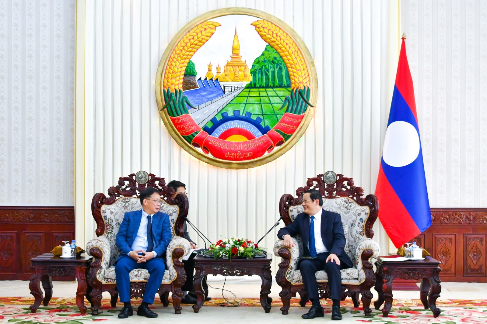 Thủ tướng Lào đón tiếp Chủ tịch Hội đồng Hàn lâm Khoa học và Công nghệ Việt Nam