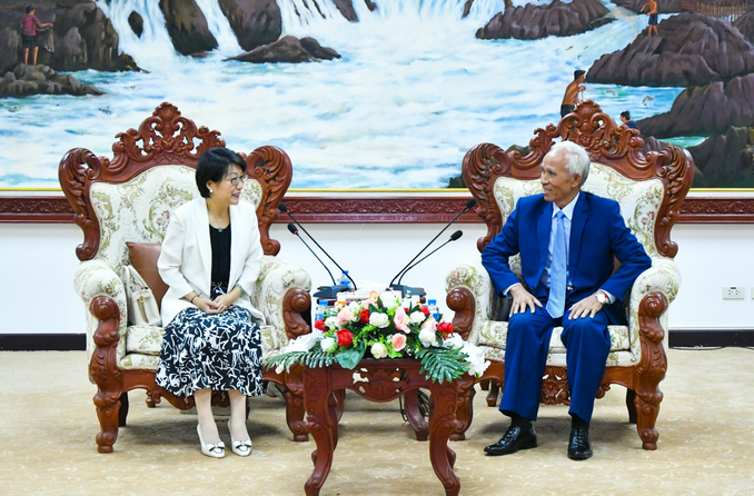 Đại sứ Trung Quốc tại Lào chào xã giao Trưởng ban Tuyên huấn Trung ương Đảng NDCM Lào