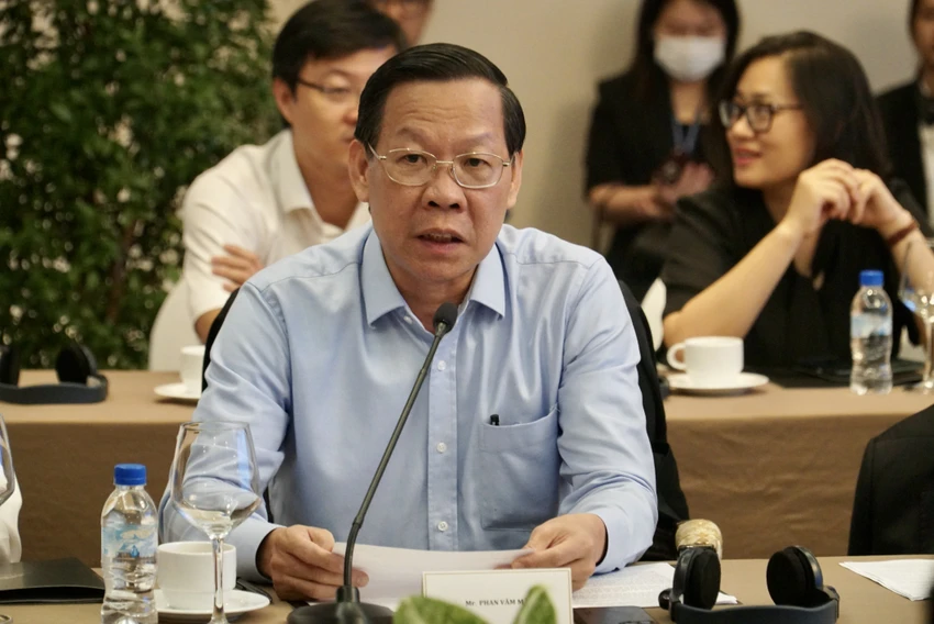 Chủ tịch UBND TP.HCM Phan Văn Mãi chia sẻ tại buổi làm việc. Ảnh: BẢO PHƯƠNG doan-can-bo-cap-cao-cua-dang-nhan-dan-cach-mang-lao-1.JPG