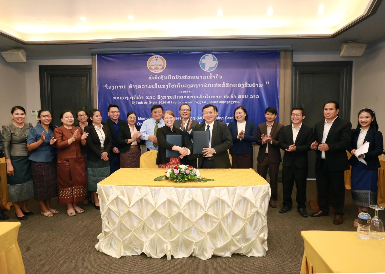 Bộ Tư pháp Lào và Tổ chức Hữu nghị Mennonite ký kết biên bản ghi nhớ về tăng cường năng lực hoà giải tranh chấp