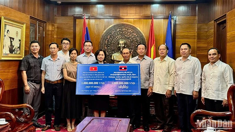 Tỉnh Luang Prabang của Lào ủng hộ 1 tỷ đồng giúp các địa phương của Việt Nam khắc phục hậu quả bão số 3