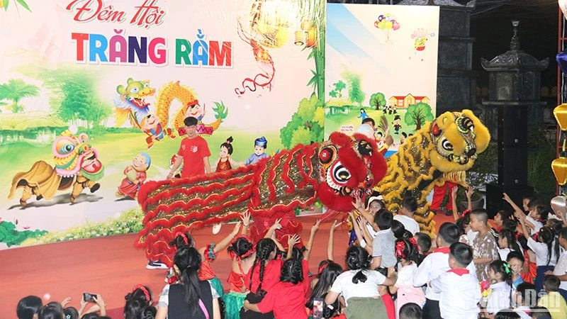 Ấm áp Tết Trung thu tại Lào