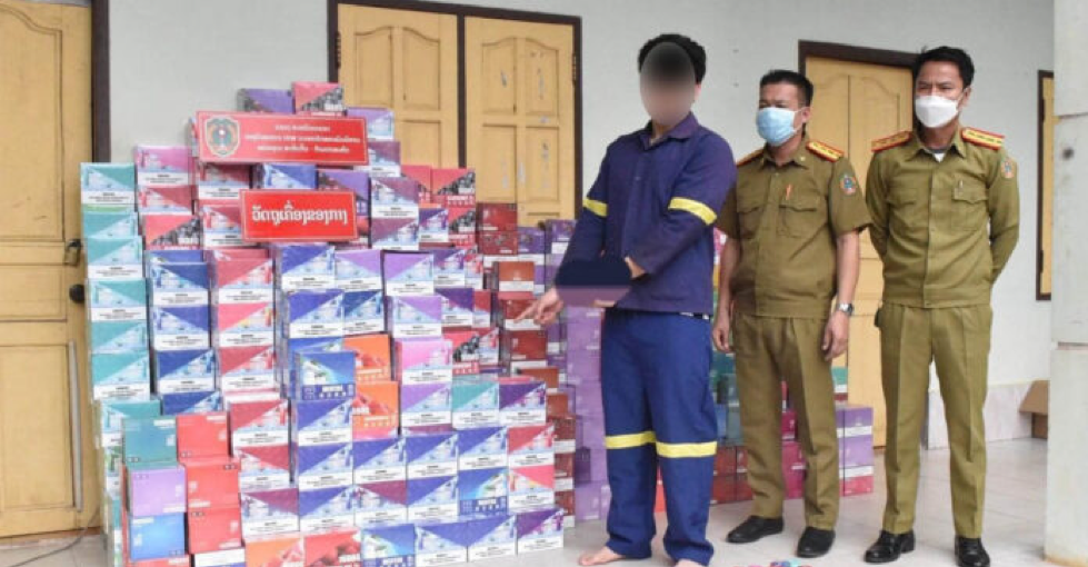 Cảnh sát Savannakhet bắt giữ đối tượng buôn bán thuốc lá điện tử, thu hơn 10.000 tang vật
