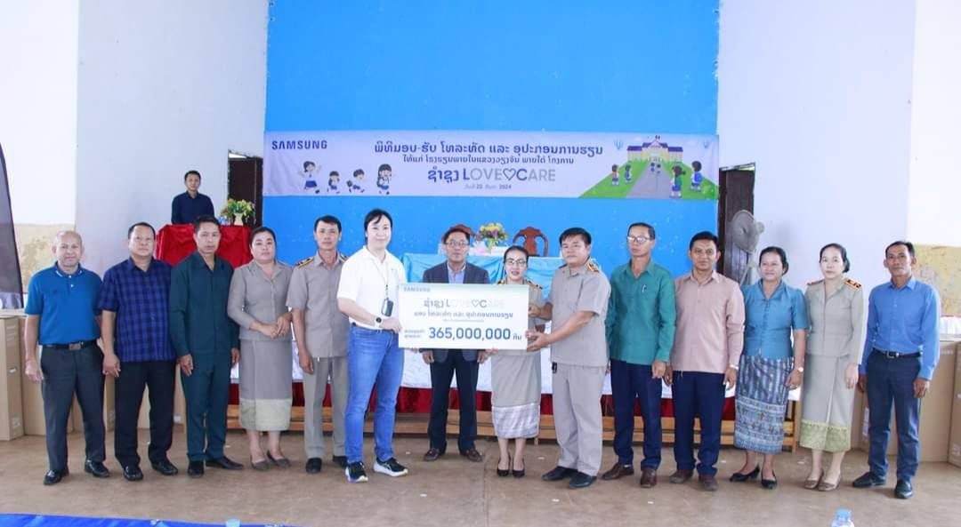 Công ty Samsung Lào tặng TV và tài liệu học tập cho trường học tại tỉnh Viêng Chăn
