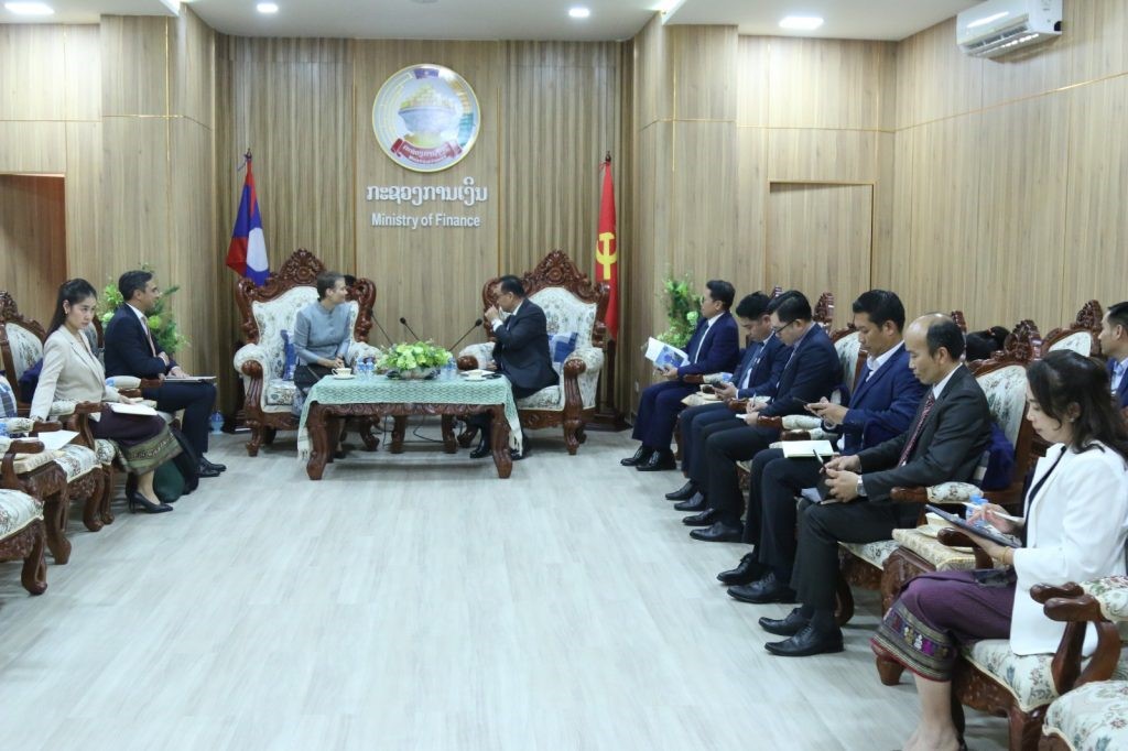 Đại sứ Anh thăm và làm việc với Bộ Tài chính Lào
