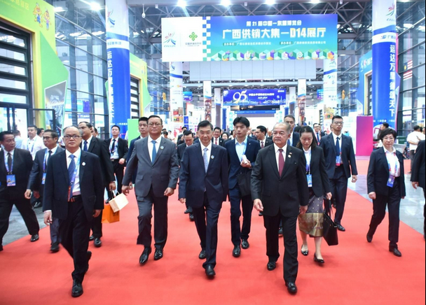 Phó Thủ tướng Lào dẫn đầu phái đoàn cấp cao tham dự Hội chợ Thương mại Trung Quốc – ASEAN lần thứ 21