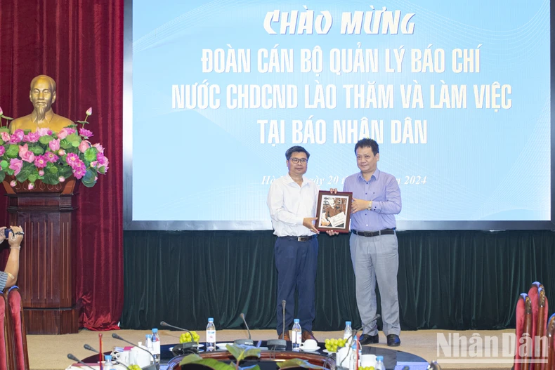 Đoàn cán bộ quản lý báo chí Lào thăm và làm việc tại Báo Nhân Dân ảnh 4
