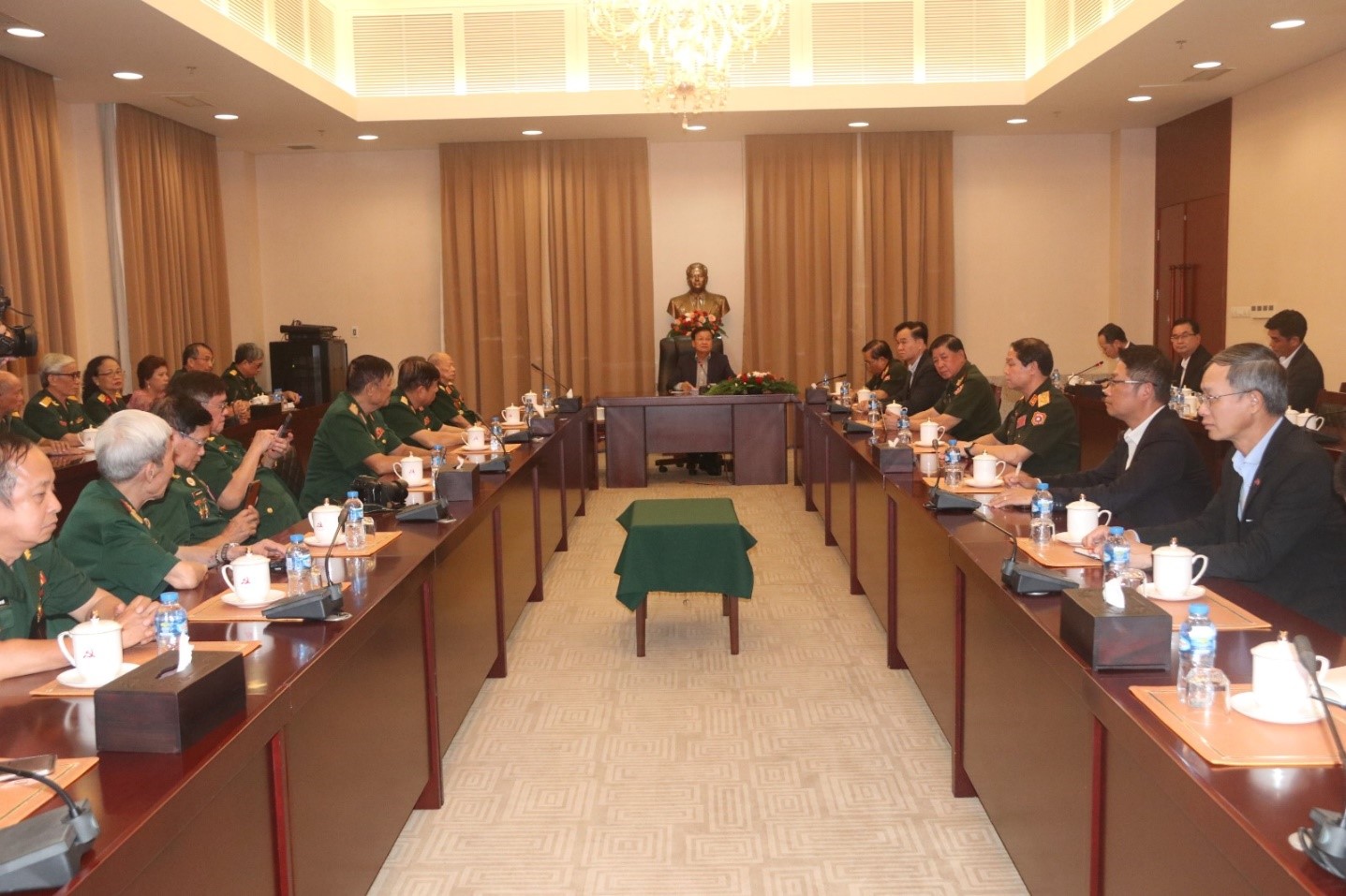 Tổng Bí Thư, Chủ tịch nước Lào gặp gỡ Ban liên lạc cựu quân tình nguyện Việt Nam