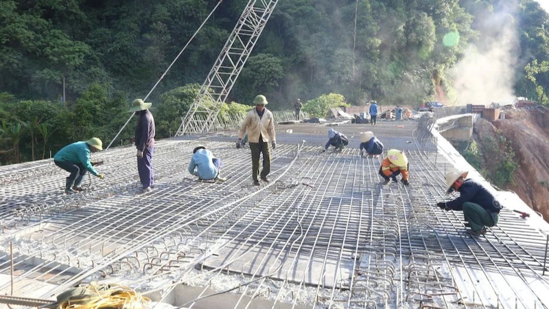 Công ty cổ phần đầu tư xây dựng Trường Sơn đang gấp rút hoàn thiện hạng mục xây dựng cầu 74 trên Quốc lộ 8A.