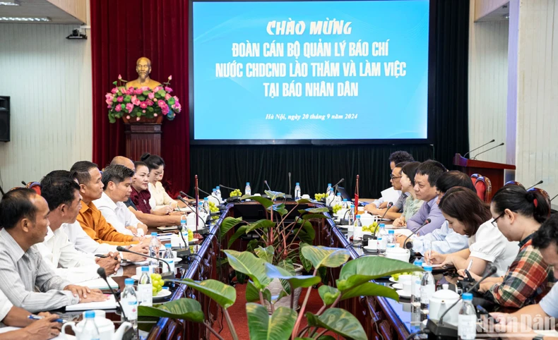 Đoàn cán bộ quản lý báo chí Lào thăm và làm việc tại Báo Nhân Dân