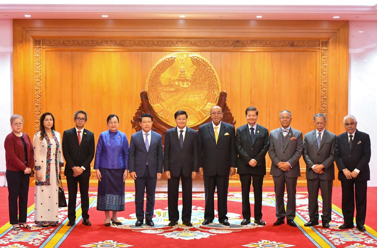 Tổng bí thư, Chủ tịch nước Thongloun Sisoulith nhận giải thưởng Lãnh đạo ASEAN xuất sắc