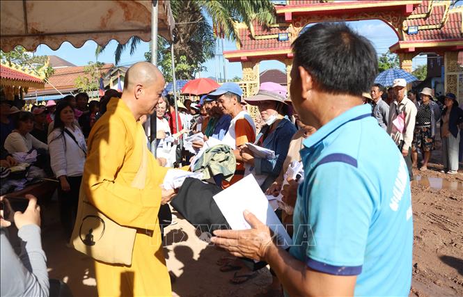 Thắm đượm tình nghĩa Việt Nam – Lào sau cơn mưa lũ