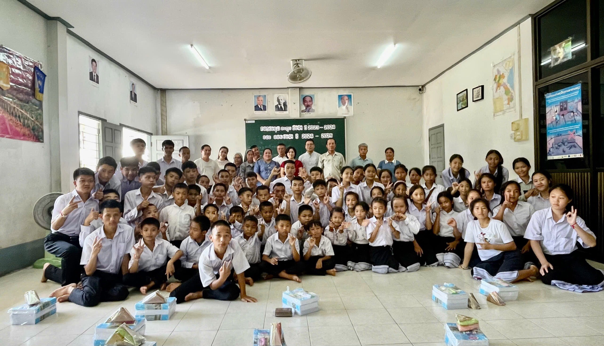 Tổng Lãnh sự quán Việt Nam tại Luông-pha-bang trao tặng quà cho học sinh trường Đào tạo người khuyết tật tỉnh Luông-pha-bang