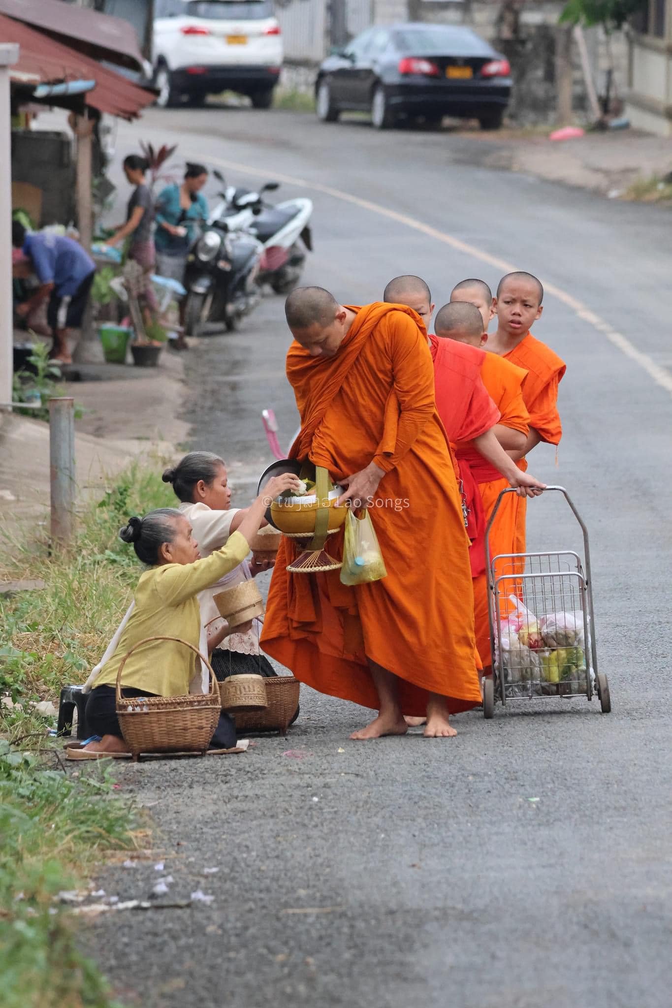 Trải nghiệm nghi lễ khất thức tại Luang Prabang