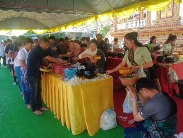 Người dân cả nước Lào thực hiện lễ cúng dường tại các chùa dịp lễ Ookphansa