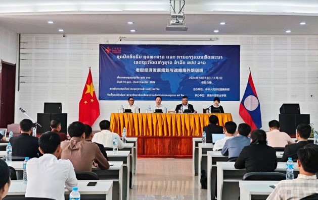 Trung Quốc hỗ trợ tổ chức đào tạo cán bộ, công chức cho Lào