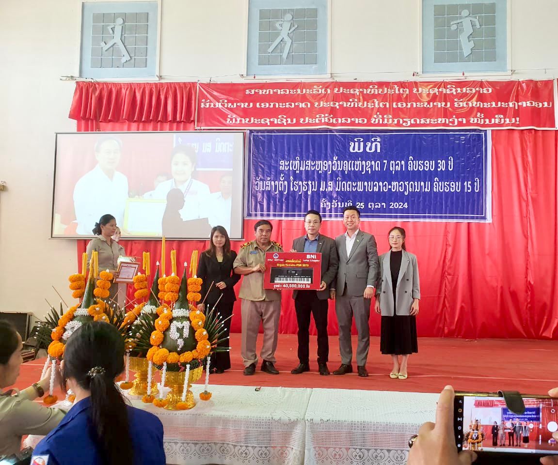 Doanh nghiệp Việt Nam tại thủ đô Viêng Chăn trao tặng quà cho Trường PTTH Hữu nghị Lào – Việt nhân dịp kỷ niệm 15 năm ngày thành lập trường