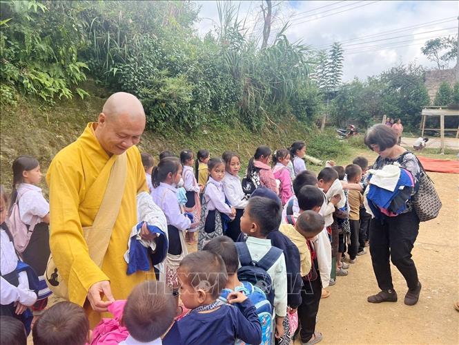 Cộng đồng người Việt sẻ chia với người dân tỉnh Huaphan bị ảnh hưởng do lũ lụt