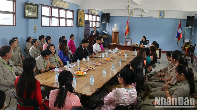 Đại sứ Việt Nam tại Lào Nguyễn Minh Tâm thăm Trường song ngữ Lào-Việt Nam Nguyễn Du ảnh 1