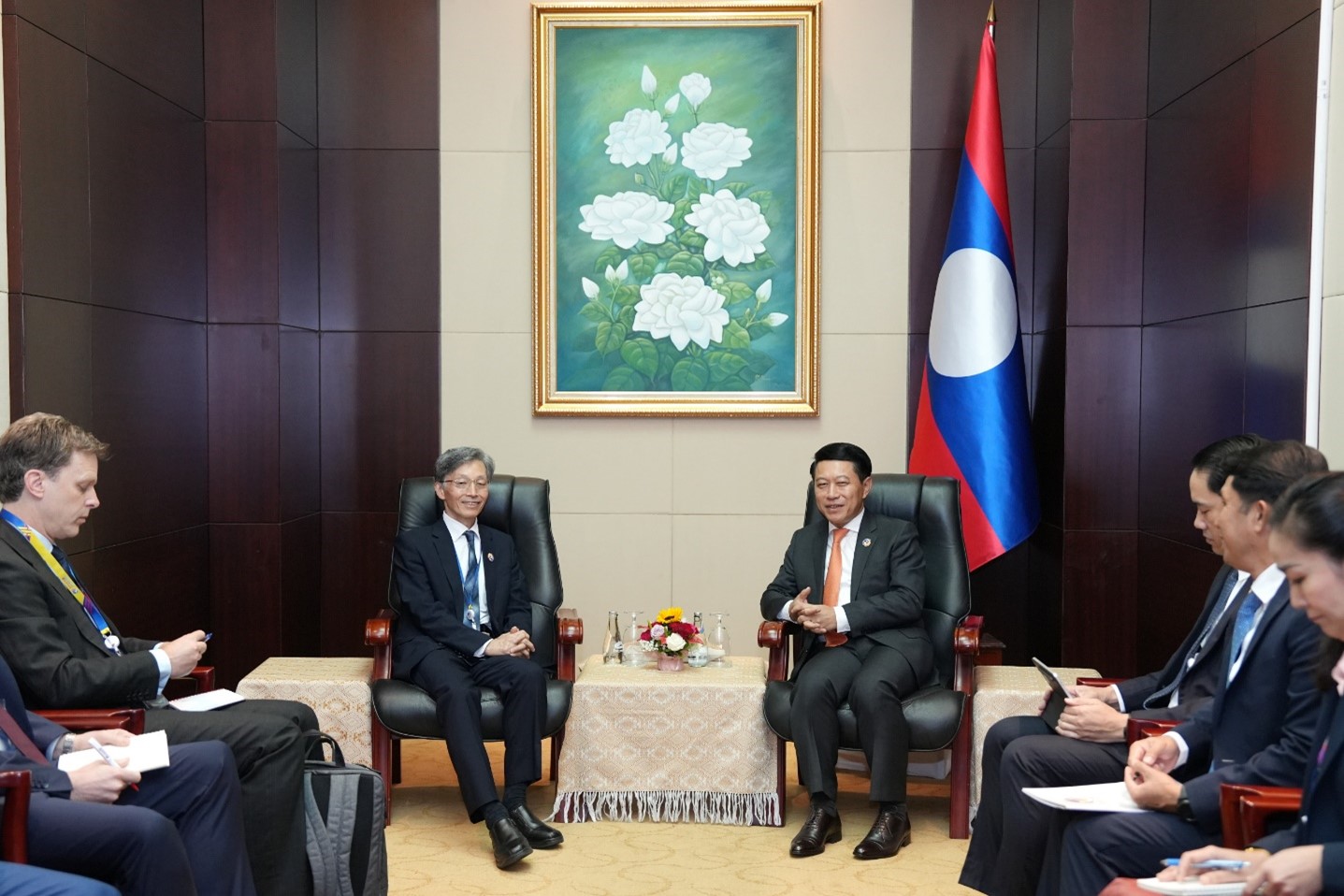 Bộ trưởng Bộ Ngoại giao Lào tiếp đón chuyến thăm của lãnh đạo Quỹ Tiền tệ Quốc tế IMF