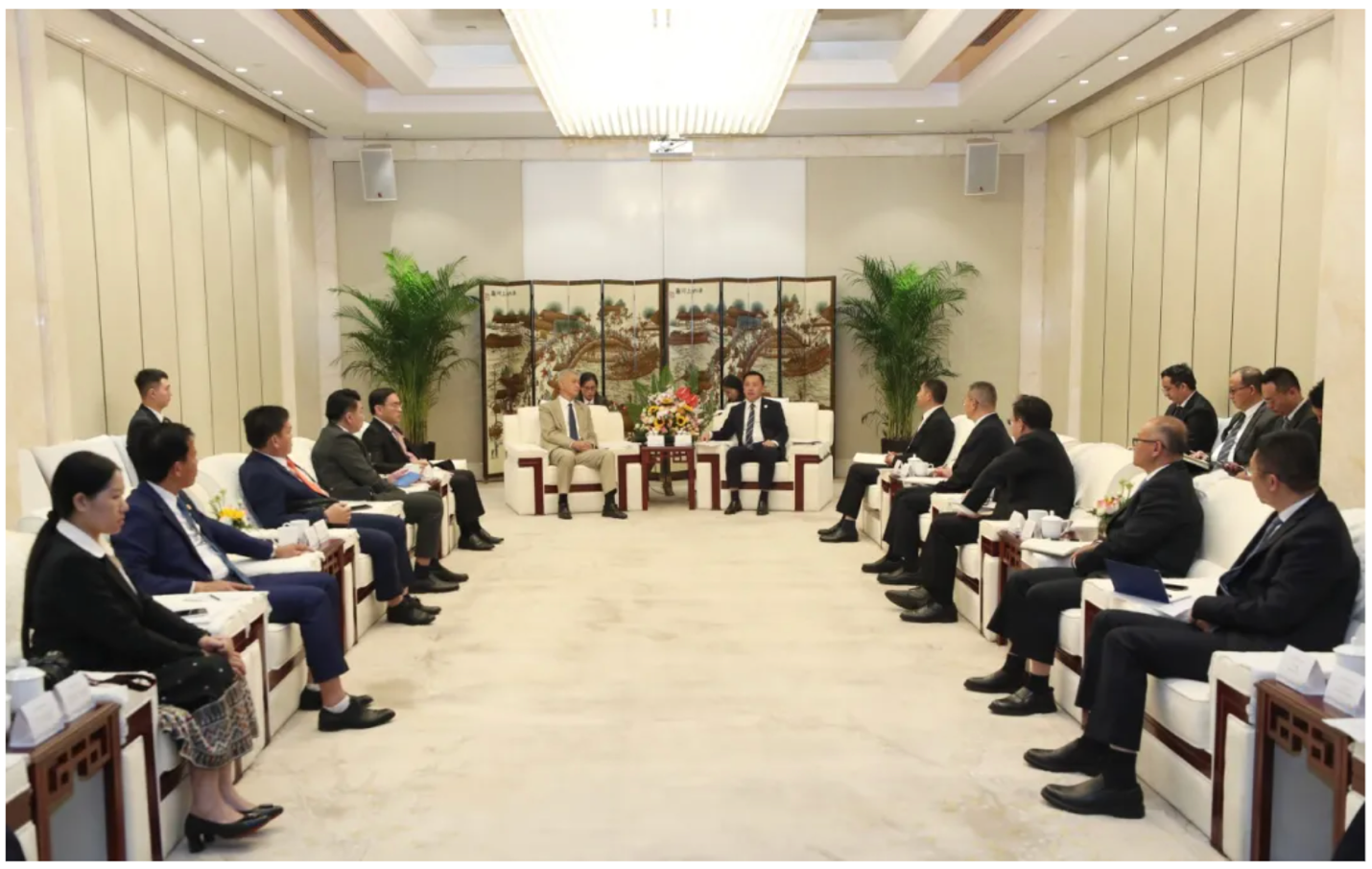 Bí thư Thành ủy Viêng Chăn Anouphap Tounalom hội kiến Bí thư Côn Minh