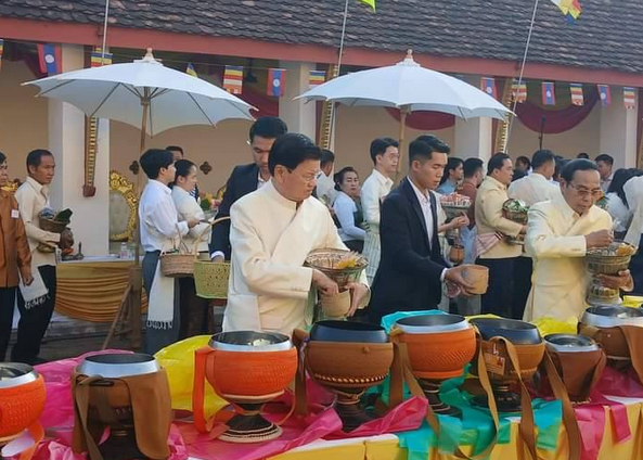 Lãnh đạo Đảng, Nhà nước Lào tham dự Lễ Cúng giường trong Lễ hội Thatluang Viêng Chăn năm 2024