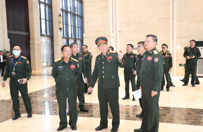Bộ trưởng Bộ Quốc phòng Lào kiểm tra địa điểm chuẩn bị tổ chức Hội nghị Bộ trưởng Quốc phòng ASEAN lần thứ 18