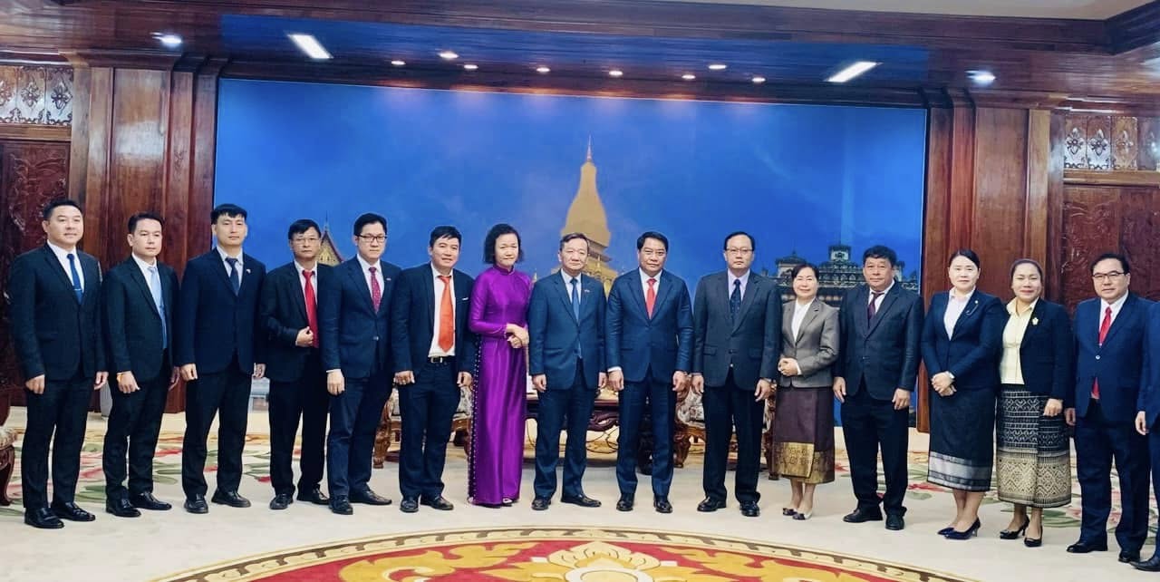 Đại sứ Nguyễn Minh Tâm chào xã giao Đô trưởng Viêng Chăn