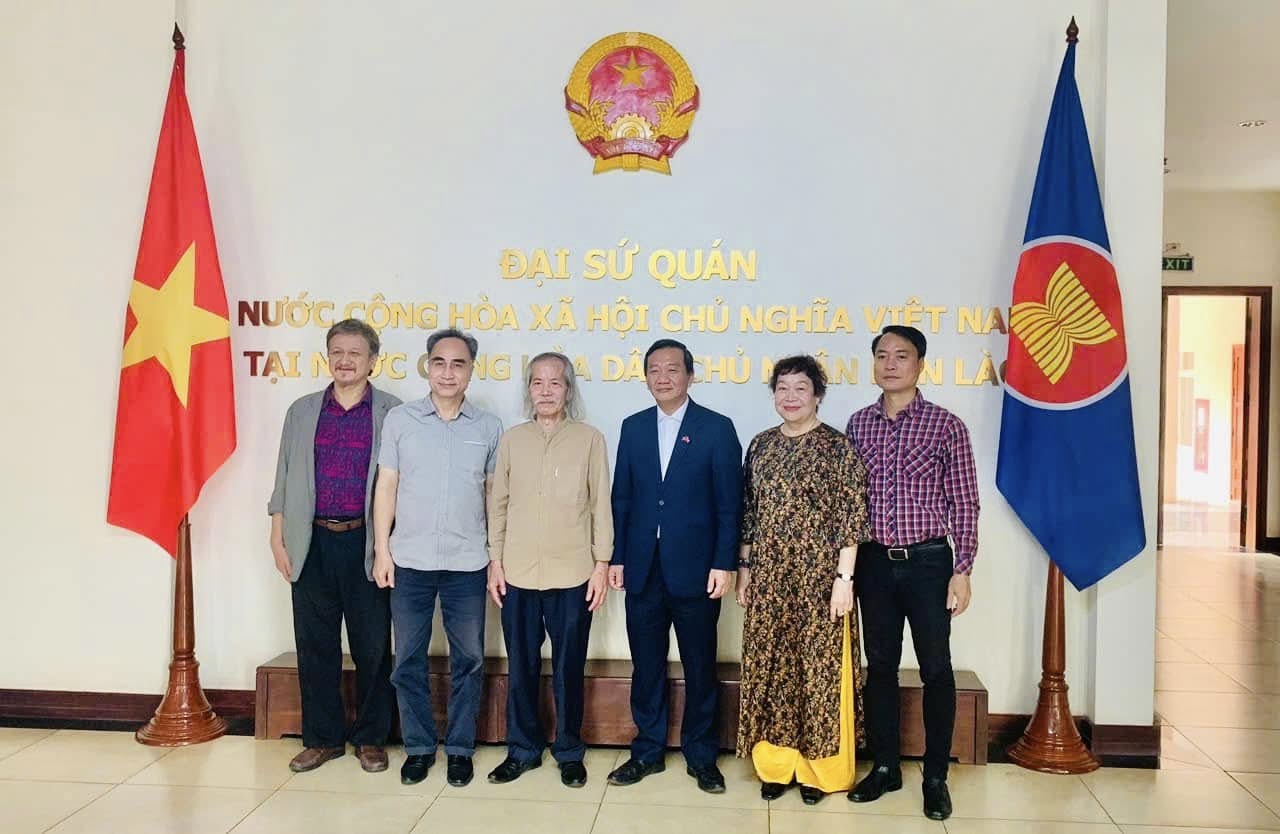 Đại sứ Nguyễn Minh Tâm tiếp Đoàn Hội Mỹ thuật Việt Nam