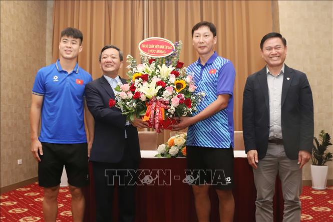Đại sứ Nguyễn Minh Tâm thăm và động viên thầy trò HLV Kim Sang Sik