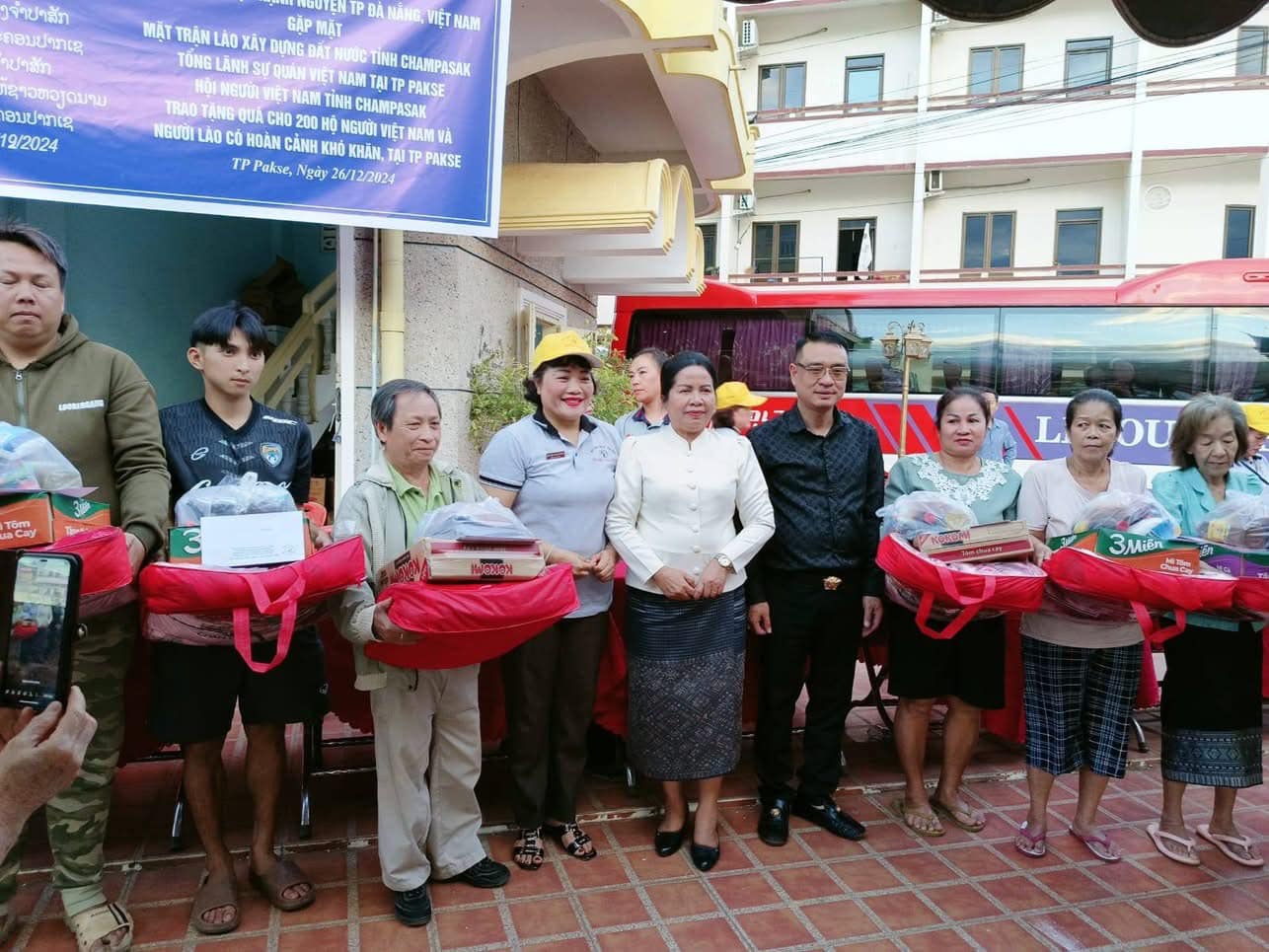 Bà con người Việt tại Champasak nhận hỗ trợ từ Quỹ từ thiện Hạnh Nguyện