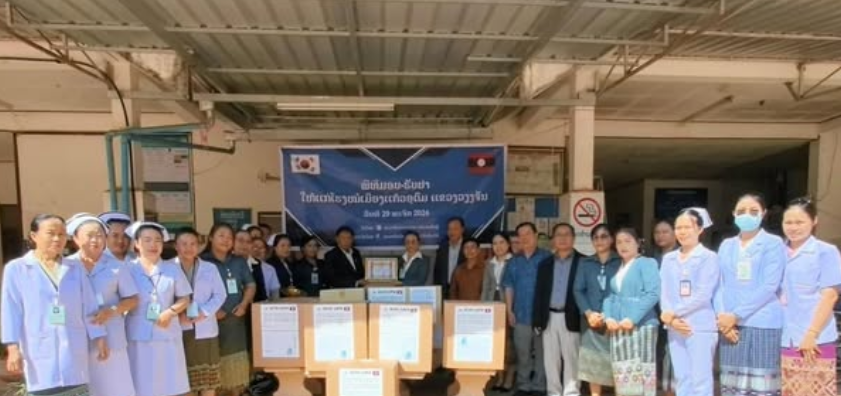 Hội Hữu nghị Lào – Hàn Quốc và Hàn Quốc – Lào viện trợ thuốc cho hai bệnh viện tuyến huyện, tỉnh Viêng Chăn